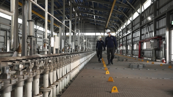 지난해 6월 가동한 현대제철 당진제철소 소결 배가스 청정 설비 중 백필터 공정을 현대제철 직원이 점검하고 있다.