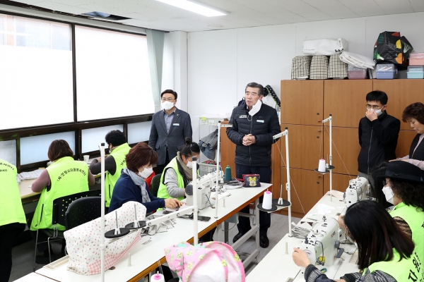 면 마스크 제작 격려하는 김동일 보령시장