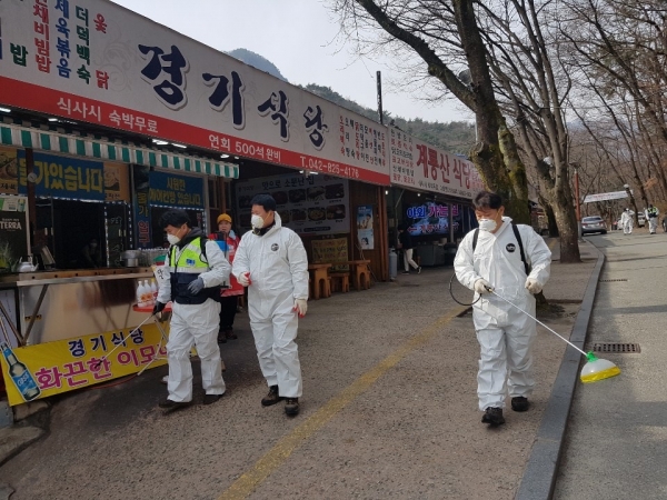 동학사 인근 상가 및 주민들이 코로나19 예방을 위해 자체 방역활동을 지난 9일 실시
