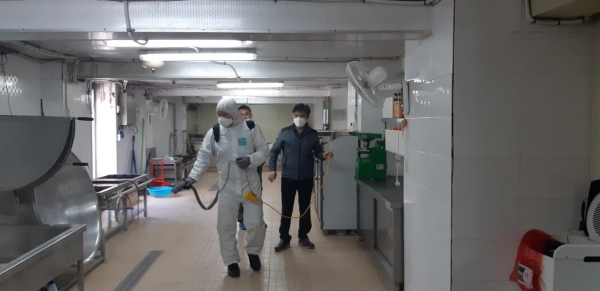 민간자원봉사단체 한둘두줄봉사단이 천안시자원봉사센터와 다중이용시설을 중심으로 방역 봉사활동을 펼치고 있다.