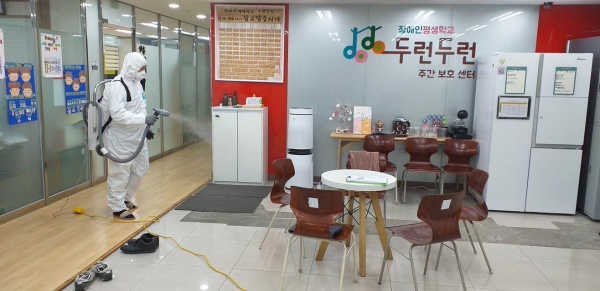 민간자원봉사단체 한둘두줄봉사단이 천안시자원봉사센터와 다중이용시설을 중심으로 방역 봉사활동을 펼치고 있다.