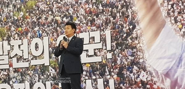 정용기 의원이 28일 의정성과 보고회에서 인사말을 하고 있다.