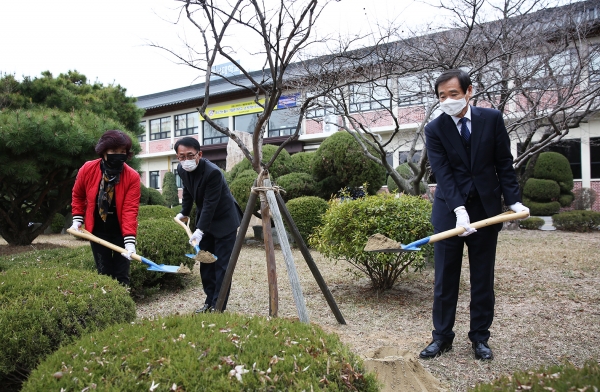 이광섭 신임 총장과 조합원들, 노사평화의 나무 기념식수