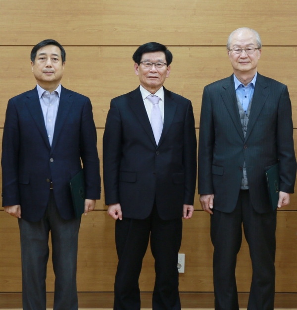 왼쪽부터 라윤도 교수, 이원묵 총장, 정경일 교수