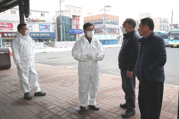 노박래 서천군수, 코로나19 방역 현장 관계자 격려 모습