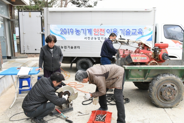 농기계 순회 수리로 영농준비 ‘시동’ (작년 순회 수리 모습).