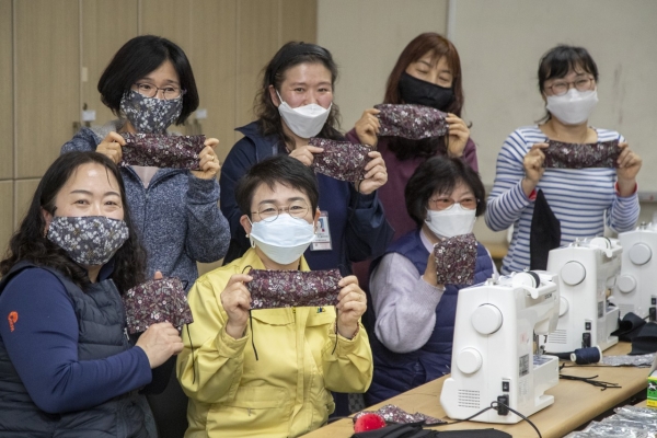 10일 대덕종합사회복지관에서 박정현 대덕구청장이 봉사단과 함께 면 마스크를 만들고 있다.