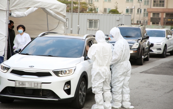 드라이브스루 통한 코로나19 검사 모습