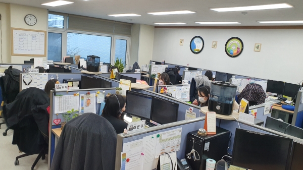 아산시 콜센터 직원들이 마스크를 착용하고 전화민원을 상담하고 있다.