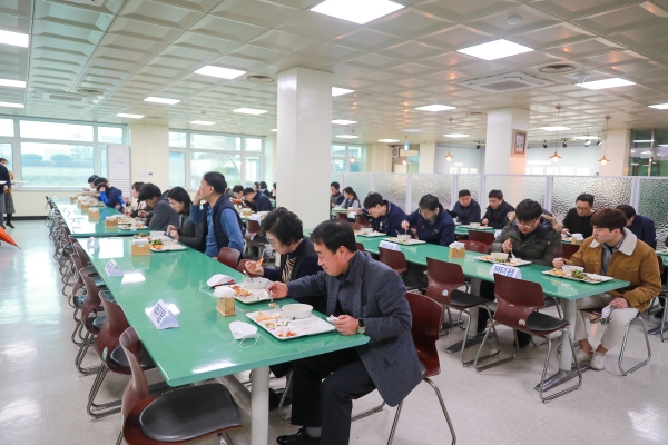 아산시청 직원들이 구내식당에서 마주보지 않고 한 방향 중식을 하고 있다.