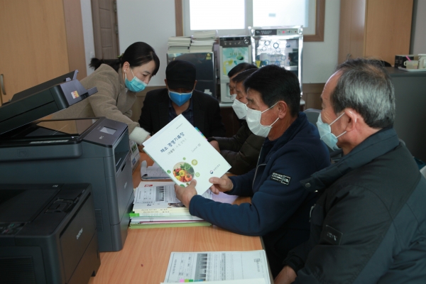지난 6일, 농산물소득조사 농가 경영기록장 작성방법 설명