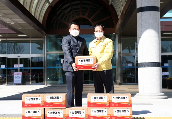 11일 구청 본관 입구에서 황양호 삼천제빵 회장(왼쪽)이 라선진 행정지원국장(오른쪽)에게 유성구청 직원을 위한 고구마 만쥬와 호두 만쥬 1000개를 전달하고 있다