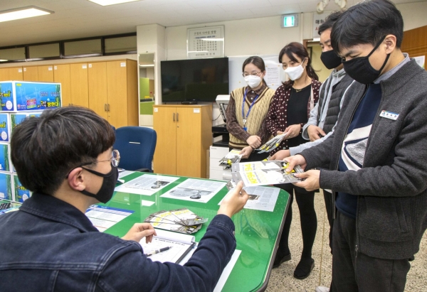 대덕구 직원들이 배부 받았던 보건용 마스크를 반납하고 있다.