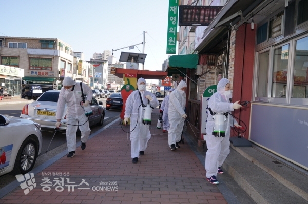 청양군의회 의원들은 11일 이장협의회 회원들과 함께 관내 주요 시설 일대를 집중 방역에 나섰다.
