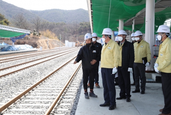 장항선개량 2단계 철도건설사업 3·4공구 건설현장 안전점검에 나선 김동일 시장