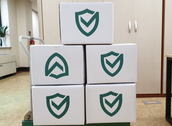 한밭대학교는 ㈜시대로부터 코로나19 감염예방을 위한 손소독제 3,000개를 전달받았다.