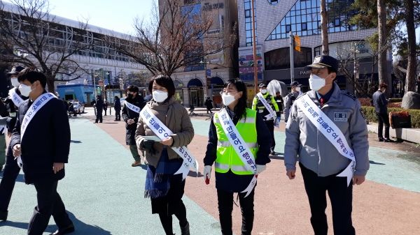 행려자 유관기관단체가 온양온천역 광장에서 행려자 보호에 나섰다.