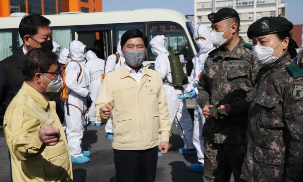 황인호 동구청장이 동구수호대대 방역소독 활동 현장을 점검하고 있다