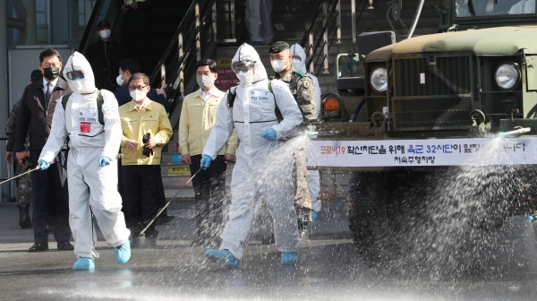 황인호 동구청장이 동구수호대대 방역소독 활동 현장을 점검하고 있다