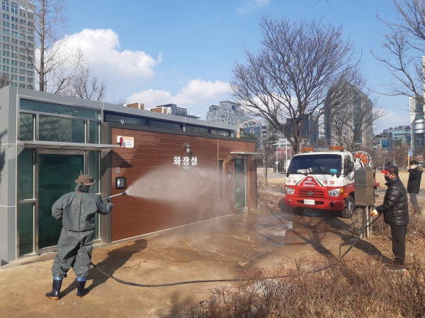 11일 샘머리공원내 공중화장실 외부를 산불진화차량을 이용해 코로나19 바이러스 확산 방지를 위한 외부소독에 나서고 있다.