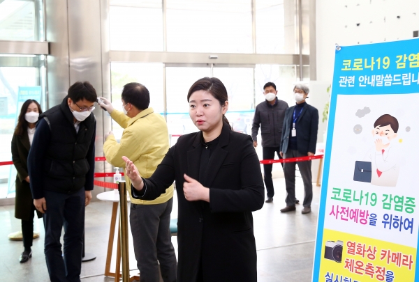 유성구수어통역센터 소속 안초록 청각장애수어통역사가 유성구청 1층 로비에서 진행된 코로나19 대응 수어동영상 제작에 출연하고 있다.