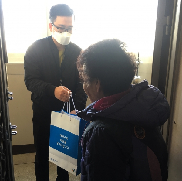 경로식당을 이용하던 어르신들에게 도시락을 배달하며 지속적인 안부 살펴