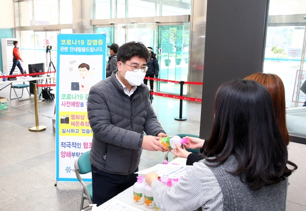 12일 유성구청 로비에서 담당공무원이 관내 식품위생업소 영업주에게 손소독제와 홍보물 제공