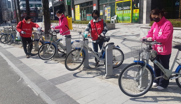 타슈 방역 소독 실시하는 누리봉사단