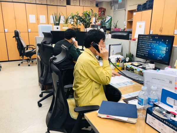 시청 문화관광과 공무원들이 신천지 고위험군 전수조사 모니터링을 하고 있다.