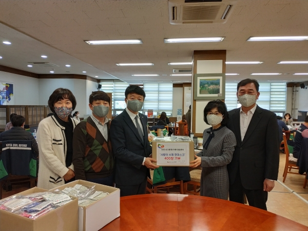 천안시다문화가족지원센터 직원들과 결혼이주여성들이 직접 제작한 면 마스크 400매를 12일 천안시에 전달해 시 관계자들과 면 마스크를 쓰고 기념사진을 촬영했다.