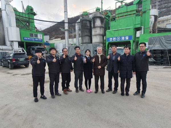 인성에이앤티(주) 임직원들이 ‘힘내자 아산’ 응원을 하고 있다.