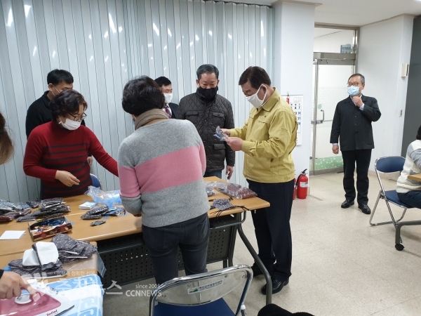황선봉 군수가 면 마스크를 만드는 봉사자들을 격려하는 모습