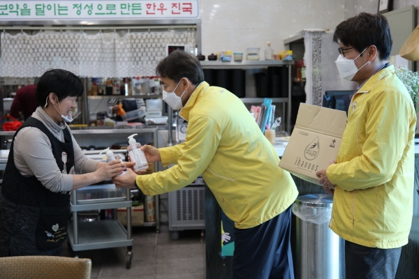 서부발전 태안발전본부 직원이 지역 주민에게 손소독제를 배부하고 있다.