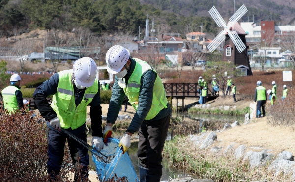 황인호 동구청장을 비롯한 자원봉사자와 환경관리요원들이 대청호 수변 공원 산책로 환경정비 활동을 펼치고 있다