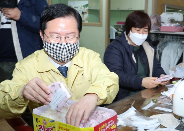 장종태 대전 서구청장이 지난 13일, 서구마을넷과 관저공동체연합이 공동 추진하는 면 마스크와 보건용 마스크 교환 캠페인 현장인 관저품앗이 마을카페공간을 찾아 면마스크 만들기에 동참하고 있다