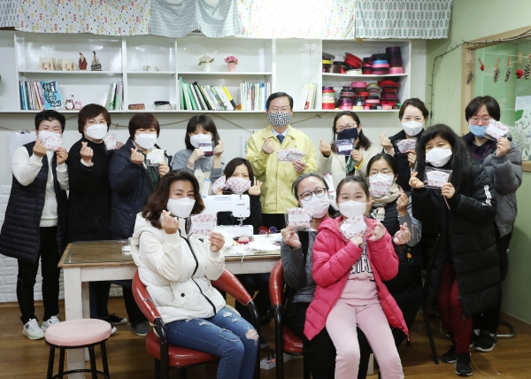 장종태 대전 서구청장이 지난 13일, 서구마을넷과 관저공동체연합이 공동 추진하는 면 마스크와 보건용 마스크 교환 캠페인 현장인 관저품앗이 마을카페공간에서 마을활동가들을 격려했다