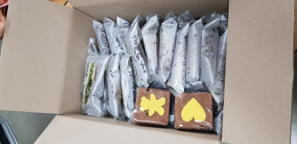 지난 9일 오전 10시경 서구 보건소 선별진료소로 초등학생이 배달한 편지가 붙은 떡 한 박스