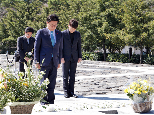 황운하 더불어민주당 4·15 총선 대전 중구 후보가 지난 14일 경남 김해 봉하 마을을 찾아 노무현 전 대통령 묘역을 참배했다.