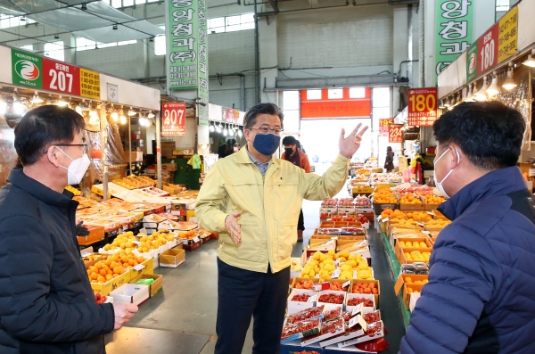 지난 15일 노은 농수산물도매시장 방문한 정용래 구청장이 방역상황 확인 및 상인 애로사항 청취하고 있다.