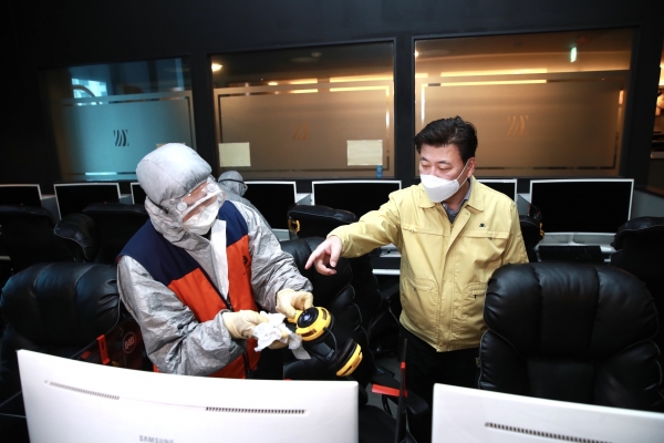 15일 구만섭 천안시장 권한대행이 불당동의 한 PC방을 방문해 코로나19 방역반의 방역활동을 지휘하고 있다.
