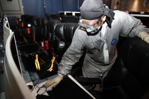 15일 천안시 방역팀이 불당동의 한 PC방에서 의자, 마우스, 키보드, 헤드셋 등을 소독제로 닦아내고 있다