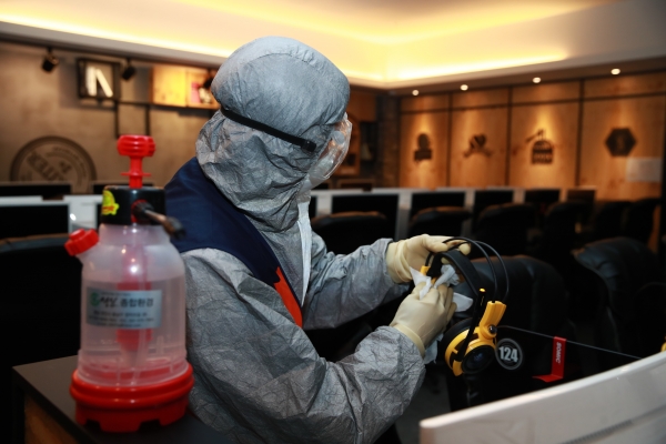 15일 천안시 방역팀이 불당동의 한 PC방에서 의자, 마우스, 키보드, 헤드셋 등을 소독제로 닦아내고 있다