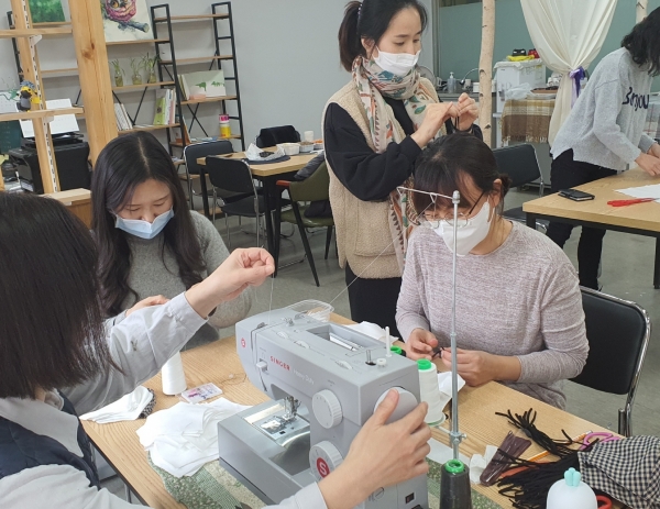면 마스크 제작하는 세종 지역 공동체 봉사자들