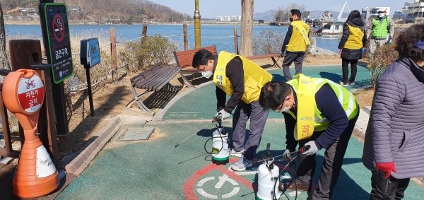 아산시 자원봉사 단체들이 코로나19 극복위해 방역소독 등 다양한 자원봉사를 적극 펼치고 있다.