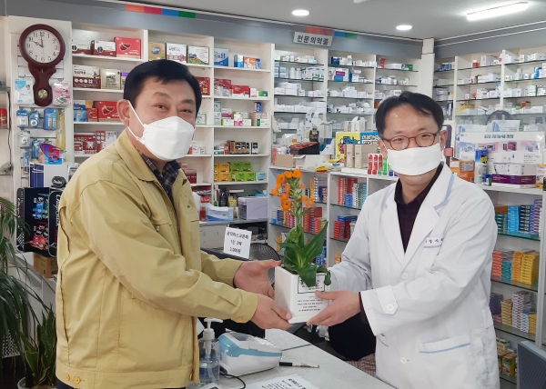 서구 가수원동 행정복지센터 직원들은 정성껏 모은 성금으로 지난 13일 관내 약국 종사자들에게 봄꽃 화분을 전달했다