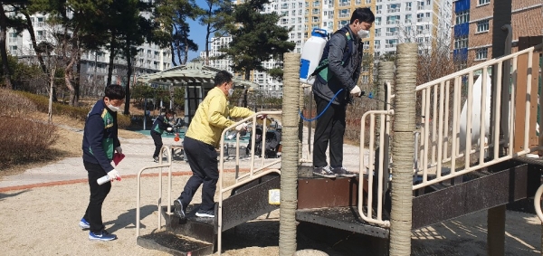 유성구 각 동 자생단체 회원들이 사람의 왕래가 많은 곳을 집중적으로 방역 및 소독활동을 펼치고 있다