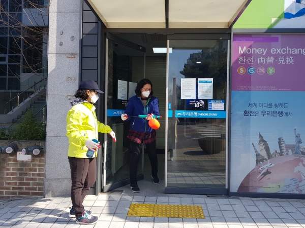 유성구 각 동 자생단체 회원들이 사람의 왕래가 많은 곳을 집중적으로 방역 및 소독활동을 펼치고 있다