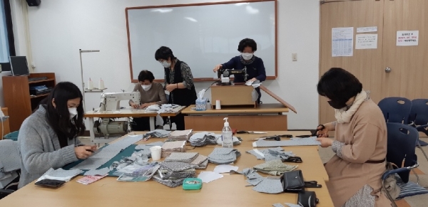16일 온천1동 행정복지센터 2층 다목적실에서 직능단체 회원들이 면 마스크를 제작하고 있다.