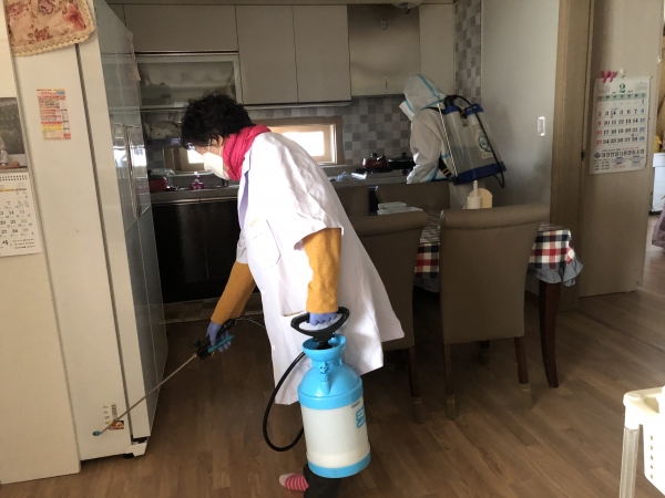 방역업체 직원들이 드림스타트 가정을 방문해 소독을 실시하고 있다