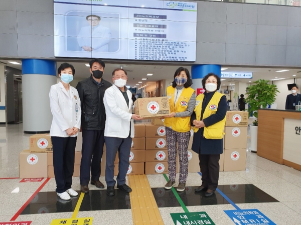 적십자 서산지구협의회에서 서산의료원에 물품을 전달하고 있다.